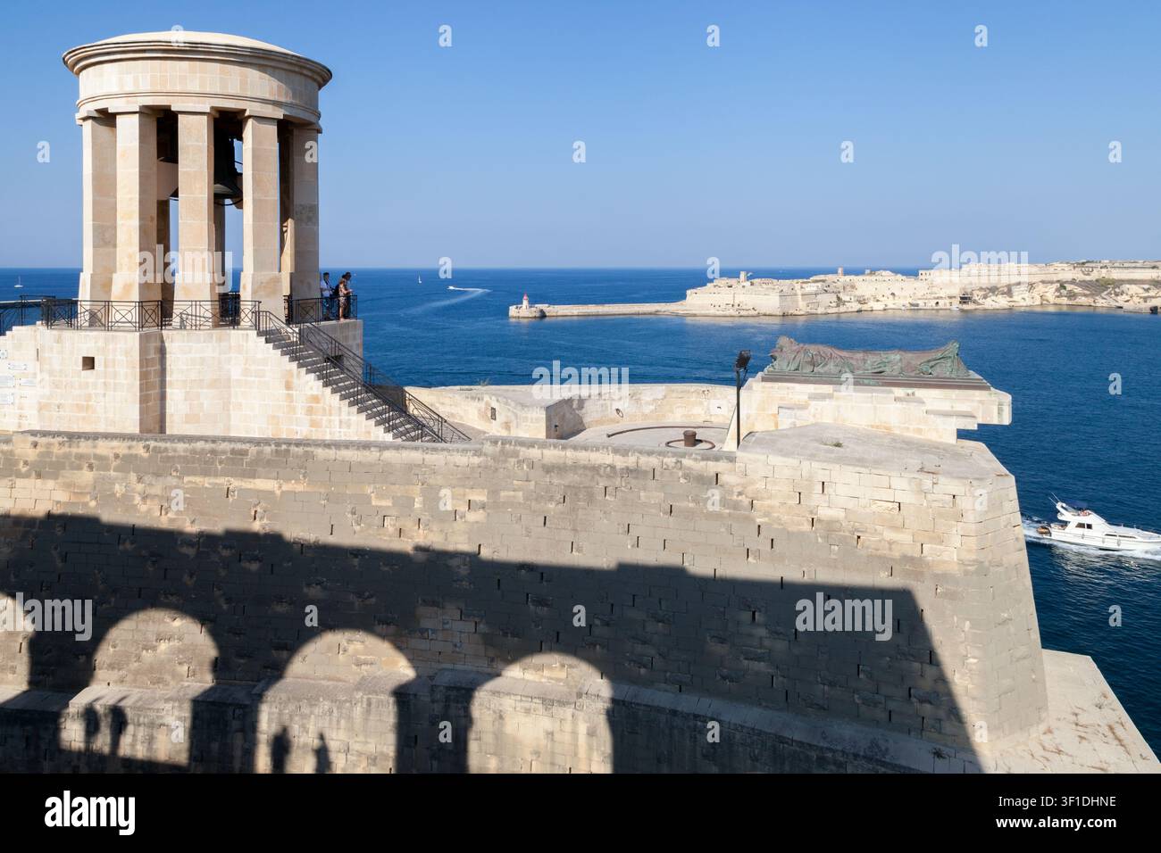 Le mémorial de guerre de la cloche du siège surplombe le Grand Harbour et ses bastions fortifiés à La Valette, Malte Banque D'Images