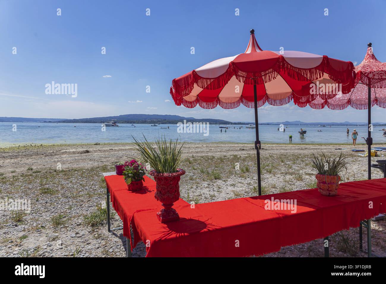 Plage sur l'île de Reichenau. Le niveau d'eau du lac de Constance est actuellement bas pour la période de l'année. Bar de plage au camping. Reichenau, Bade-Wurtemberg Banque D'Images