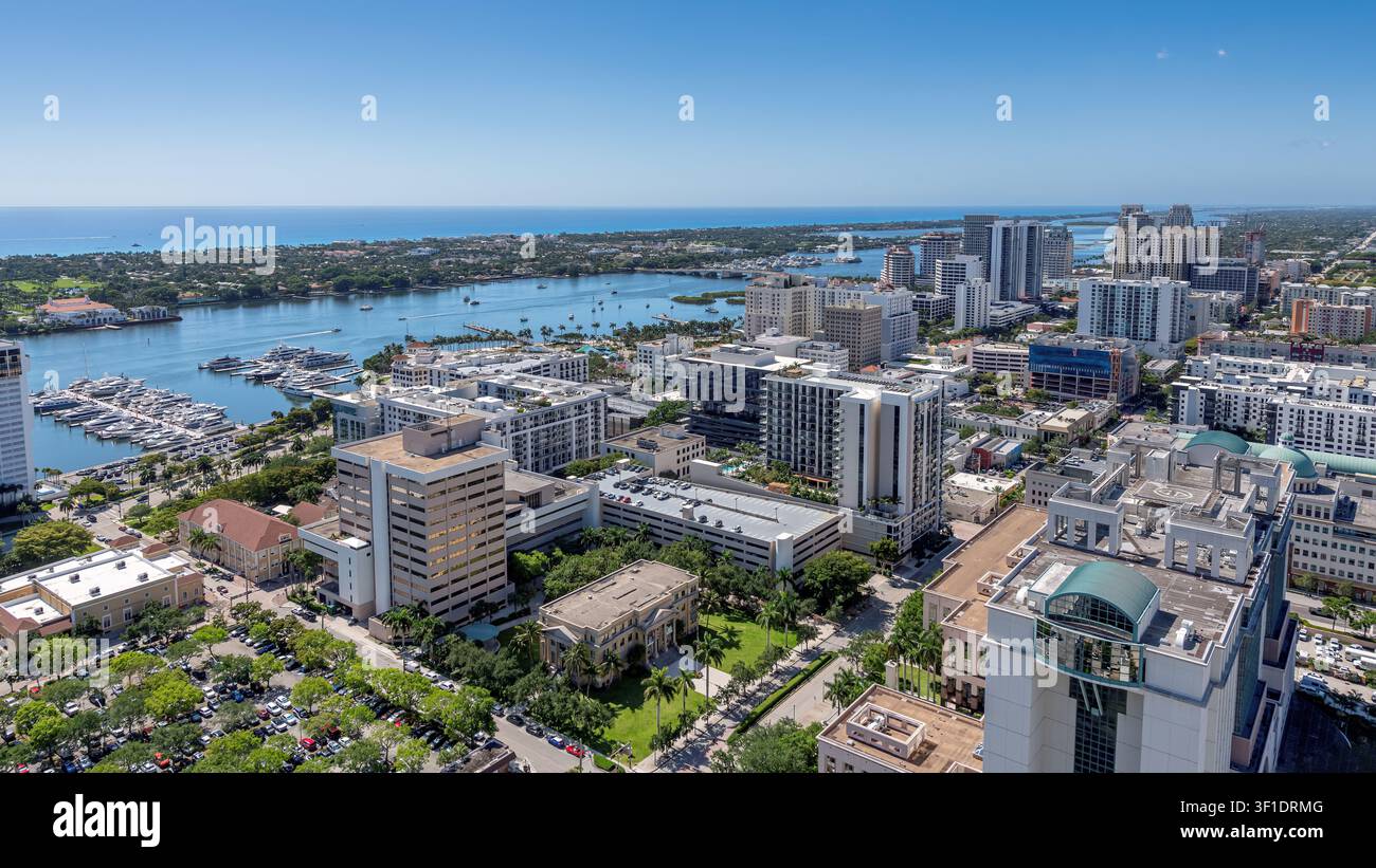 Vue aérienne de la ville de West Palm Beach par une journée ensoleillée à West Palm Beach, en Floride. Banque D'Images