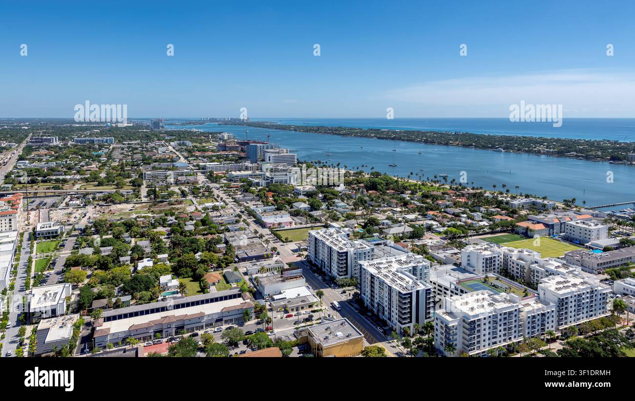 Vue aérienne de la ville de West Palm Beach par une journée ensoleillée à West Palm Beach, en Floride. Banque D'Images
