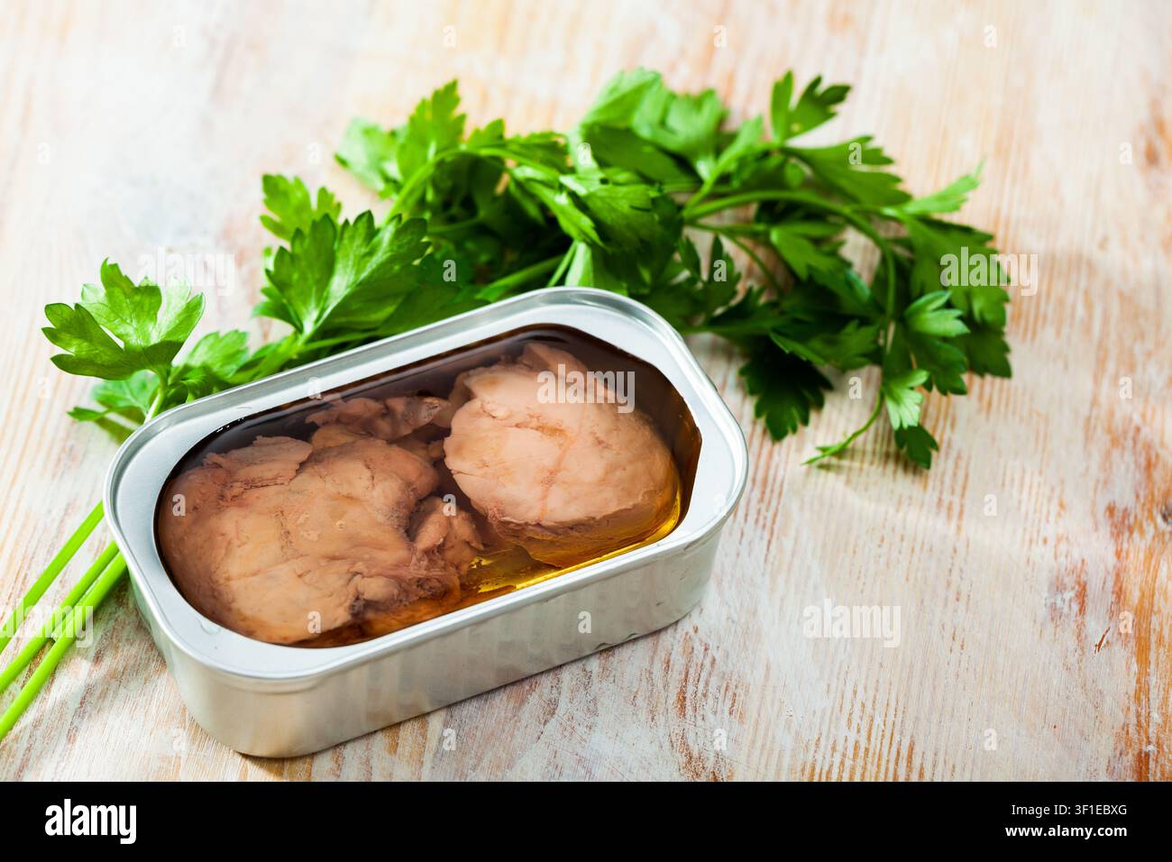 Foie de morue fumé dans l'huile avec des légumes verts frais Banque D'Images