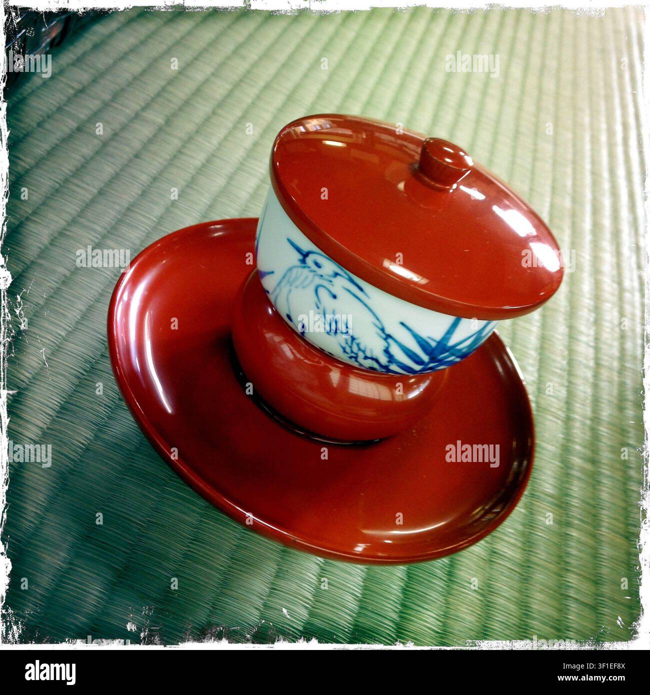 Photo montrant les soucoupes en laque uniques utilisées pour servir le thé à Dogo Onsen, considéré comme le plus ancien spa du Japon à Matsuyama City, préfecture d'Ehime, Japon. La héron blanc est un motif récurrent du spa, remontant à une légende selon laquelle un héron boiteux aurait été guéri par les eaux ici, déclenchant l'établissement de la première communauté ici il y a environ 3 000 ans. Photographe : Robert Gilhooly Banque D'Images