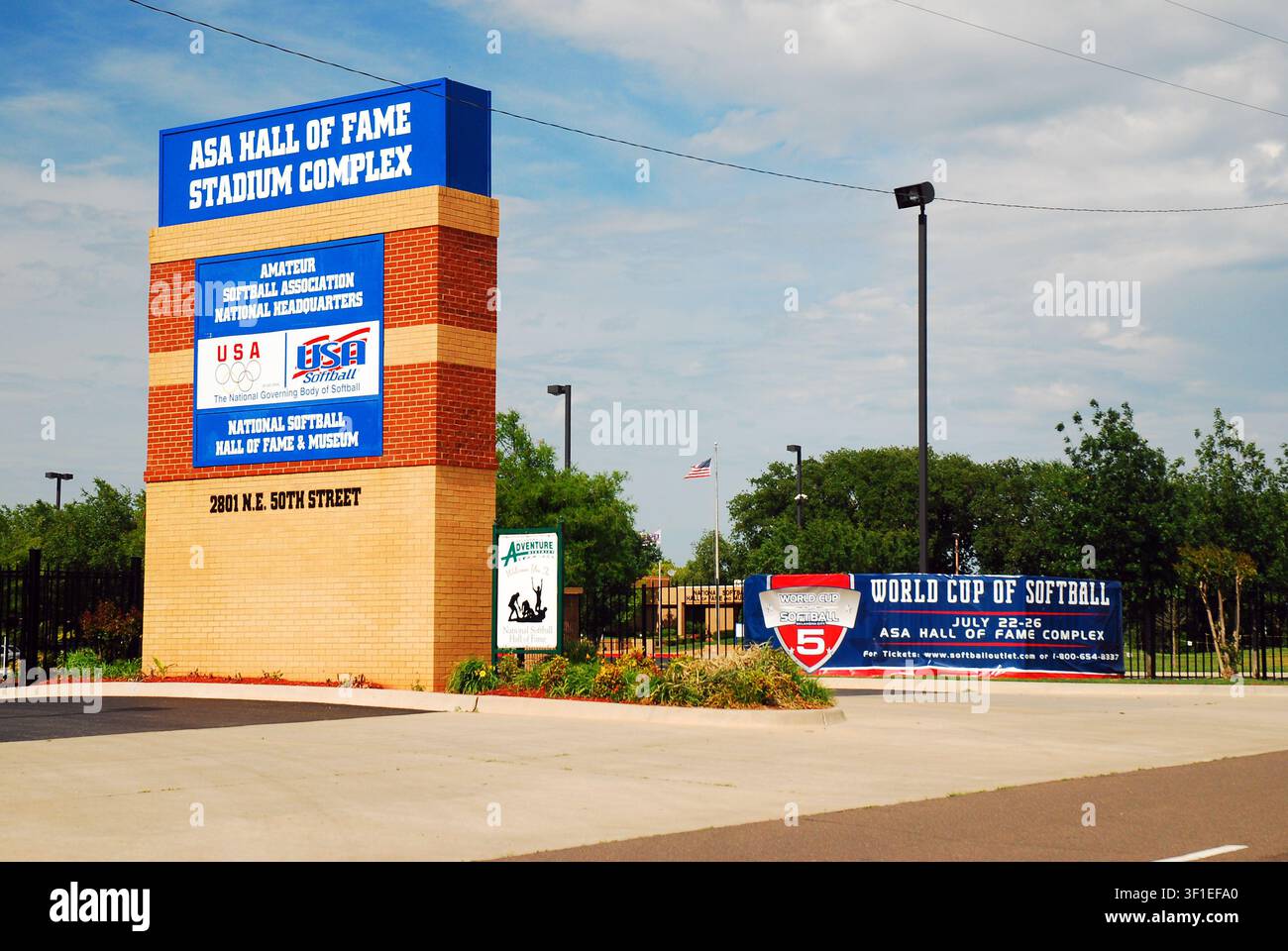 Un grand panneau accueille les visiteurs du complexe de la salle de la renommée et du stade de l'American Softball Association en Oklahoma Banque D'Images