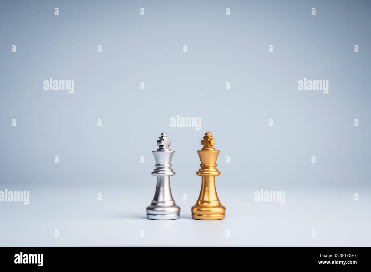 Rois d'échecs dorés et argentés debout côte à côte. Leadership, partenariat, stratégie commerciale, compétition, travail d'équipe, prise de décision, succès Banque D'Images