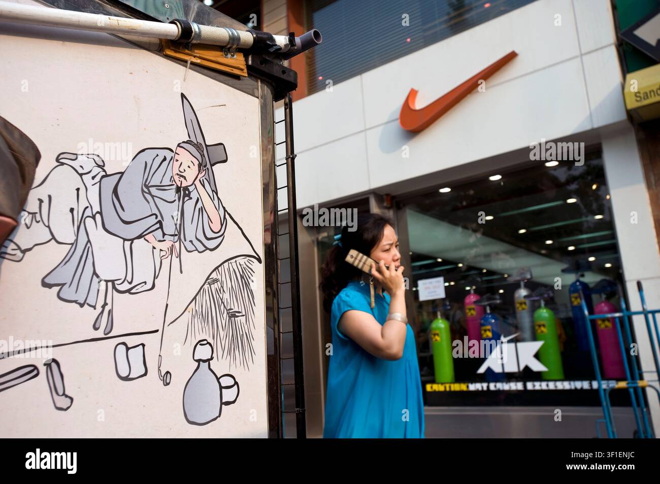 Une variété de magasins de marque internationale évincent rapidement les marchands de rue dans le quartier autrefois sordide d'Itaewon à Séoul, en Corée du Sud Banque D'Images