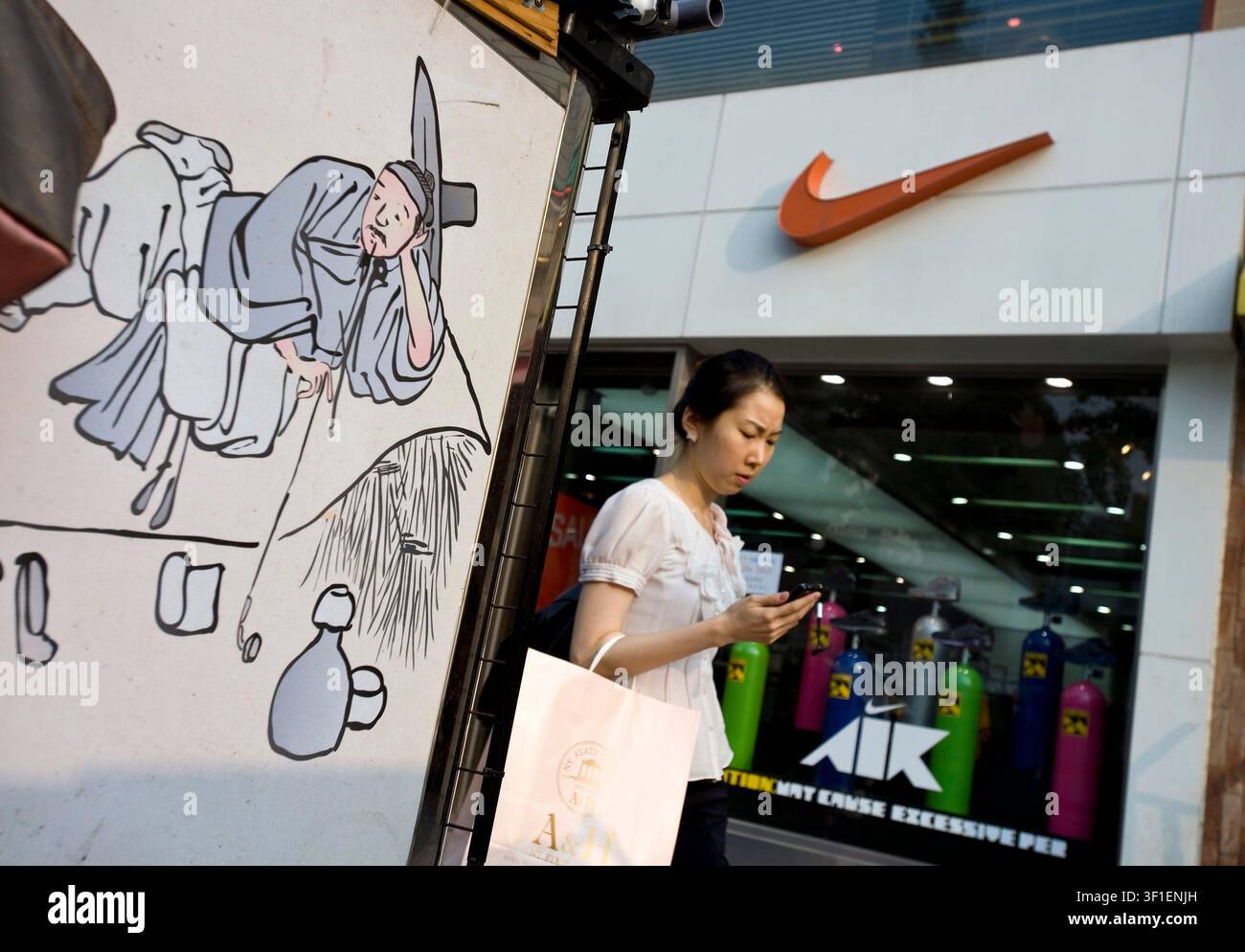 Une variété de magasins de marque internationale évincent rapidement les marchands de rue dans le quartier autrefois sordide d'Itaewon à Séoul, en Corée du Sud Banque D'Images