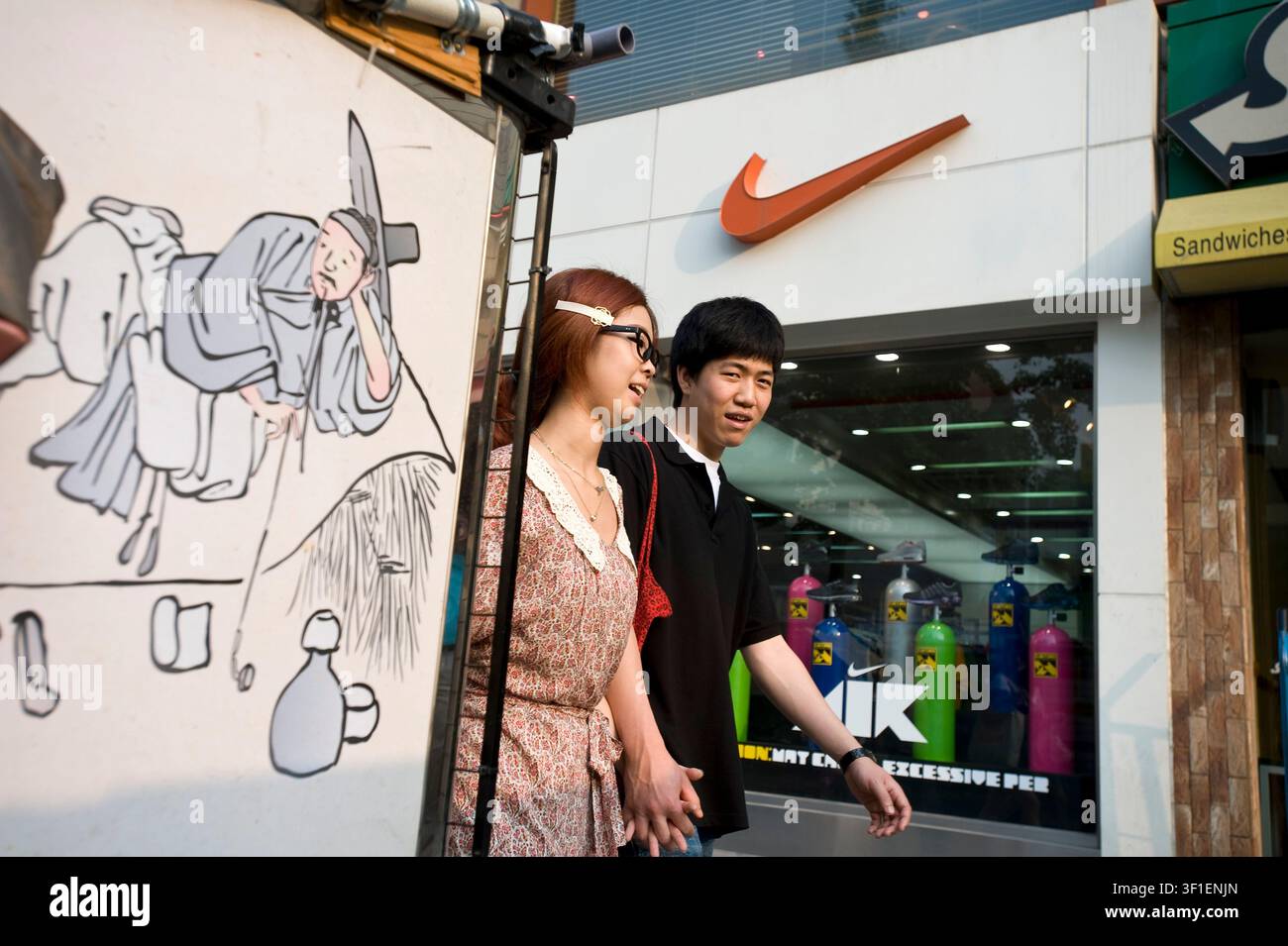 Une variété de magasins de marque internationale évincent rapidement les marchands de rue dans le quartier autrefois sordide d'Itaewon à Séoul, en Corée du Sud Banque D'Images