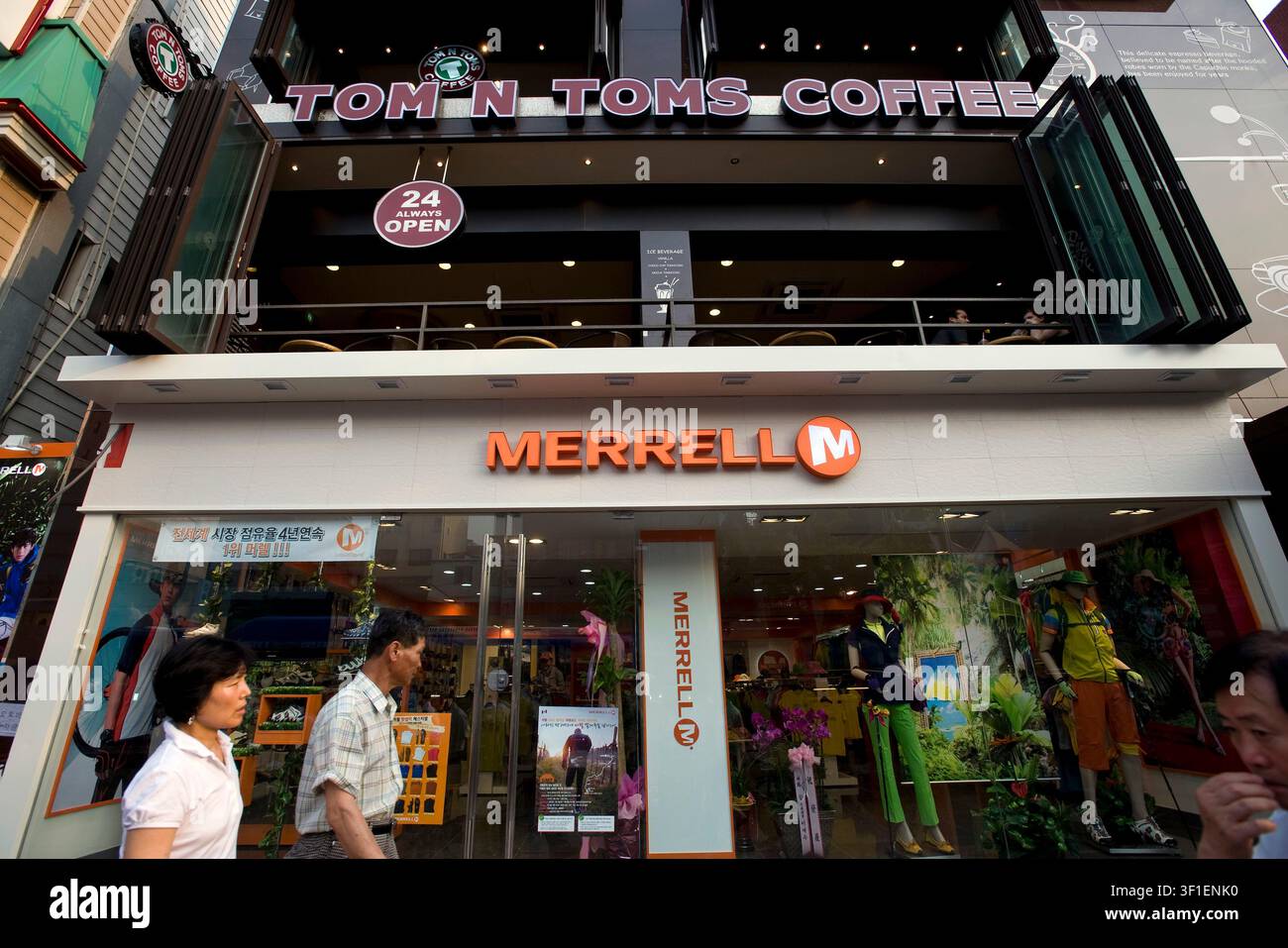 Une variété de magasins de marque internationale évincent rapidement les marchands de rue dans le quartier autrefois sordide d'Itaewon à Séoul, en Corée du Sud Banque D'Images