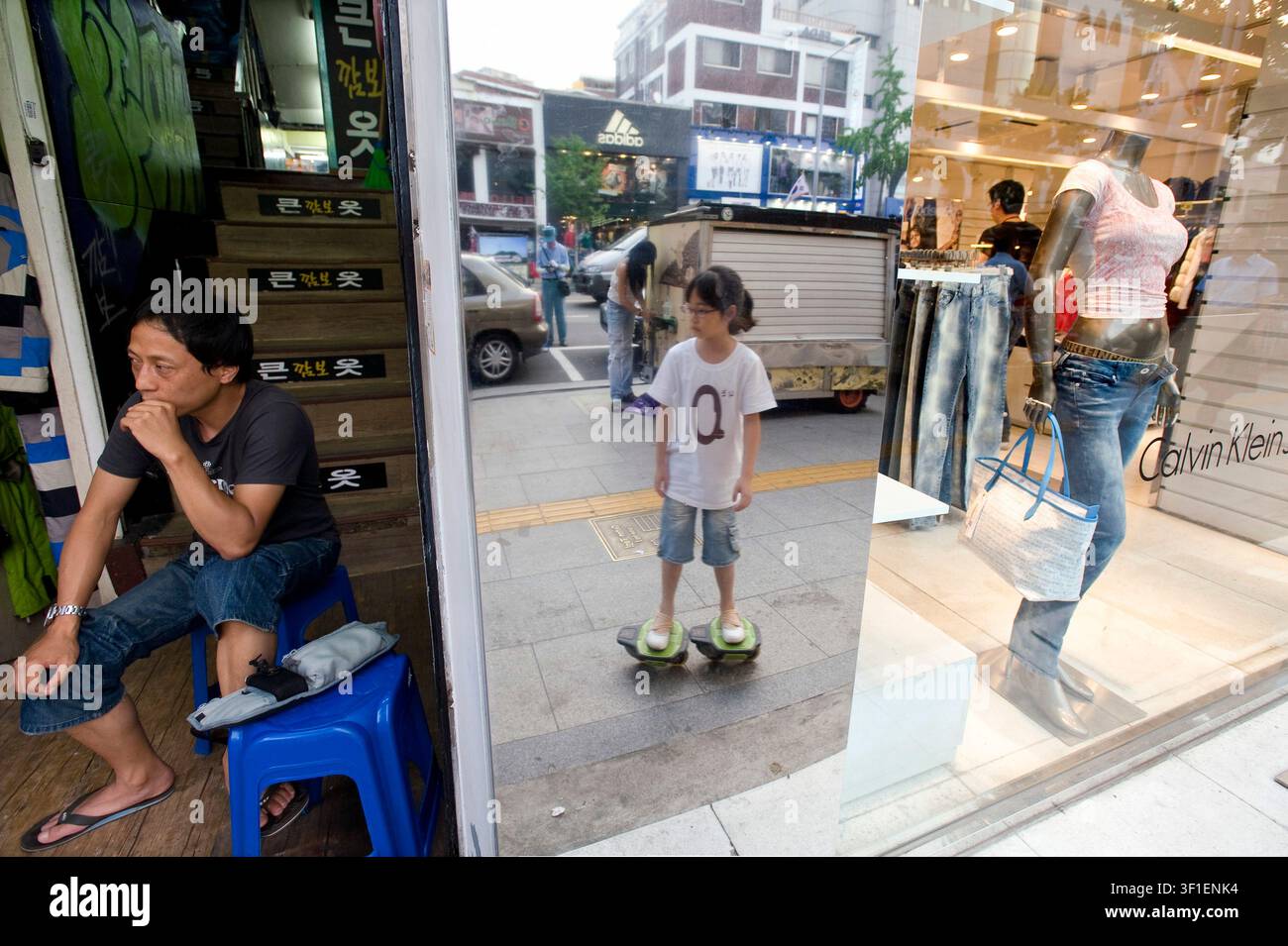 Une variété de magasins de marque internationale évincent rapidement les marchands de rue dans le quartier autrefois sordide d'Itaewon à Séoul, en Corée du Sud Banque D'Images