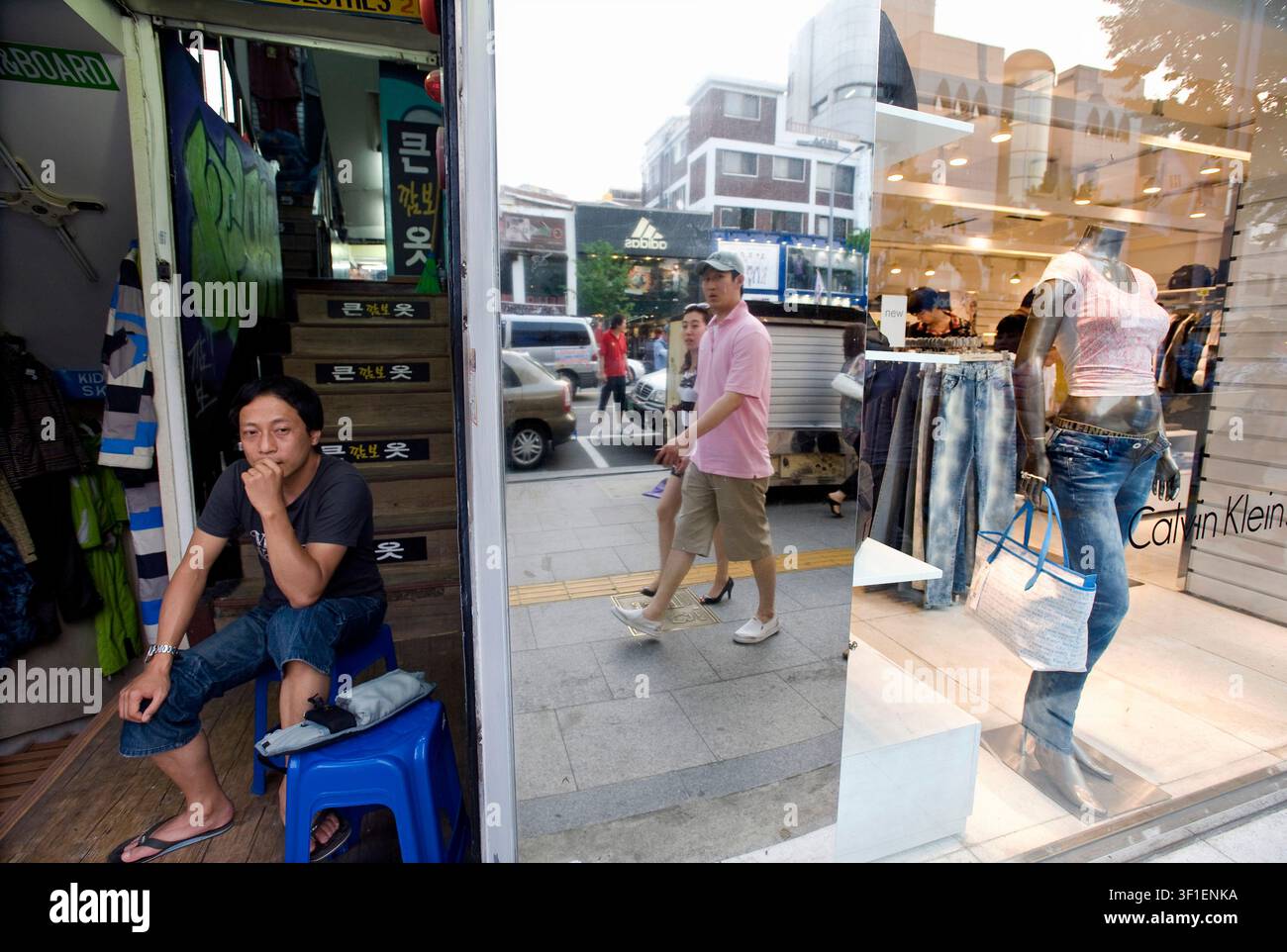 Une variété de magasins de marque internationale évincent rapidement les marchands de rue dans le quartier autrefois sordide d'Itaewon à Séoul, en Corée du Sud Banque D'Images