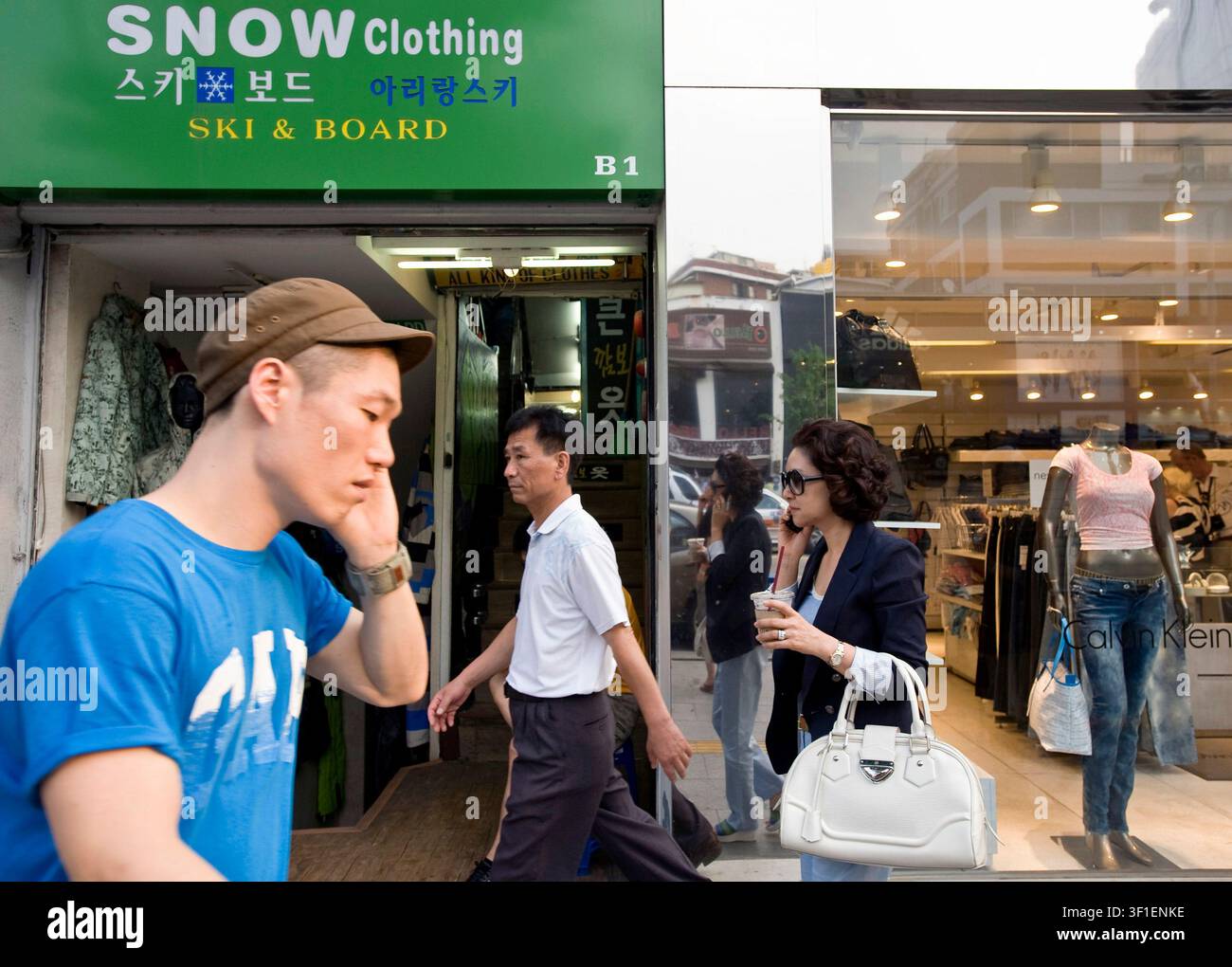 Une variété de magasins de marque internationale évincent rapidement les marchands de rue dans le quartier autrefois sordide d'Itaewon à Séoul, en Corée du Sud Banque D'Images