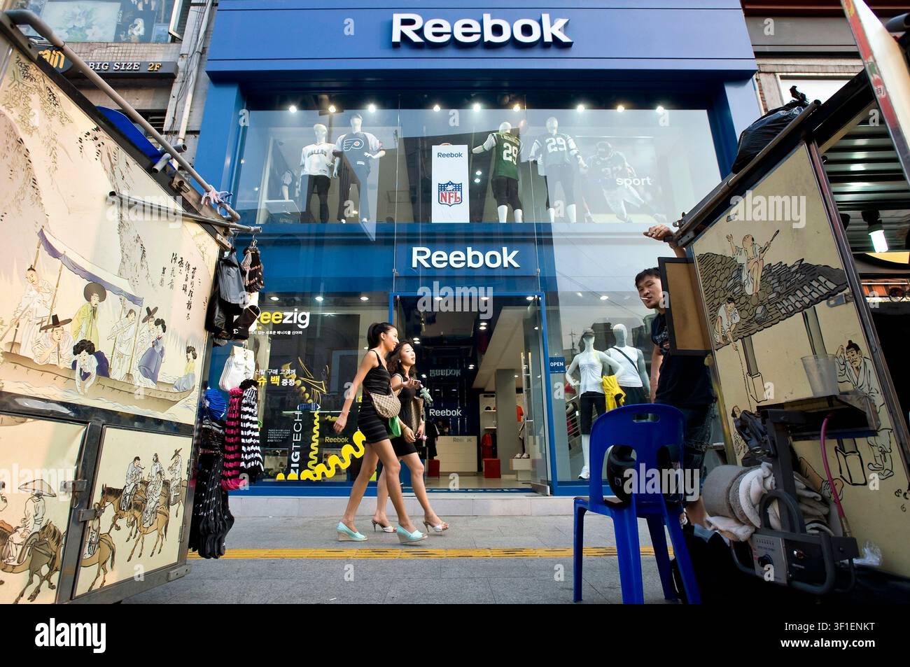 Une variété de magasins de marque internationale évincent rapidement les marchands de rue dans le quartier autrefois sordide d'Itaewon à Séoul, en Corée du Sud Banque D'Images