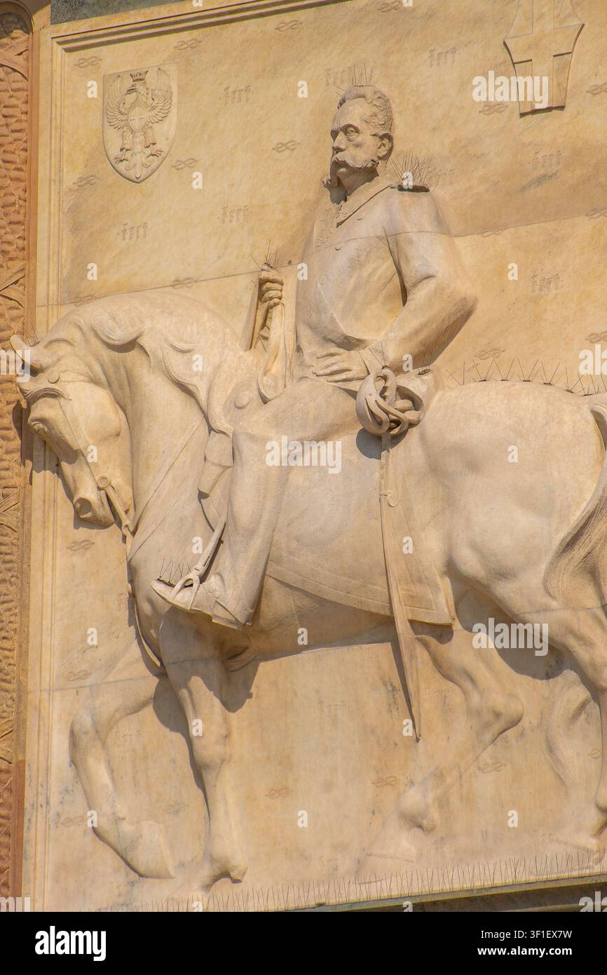 Relief en pierre du roi Umberto I sur un cheval avec un blason sur le mur d'un bâtiment ancien. Milan, Italie - 24 juin 2026 Banque D'Images