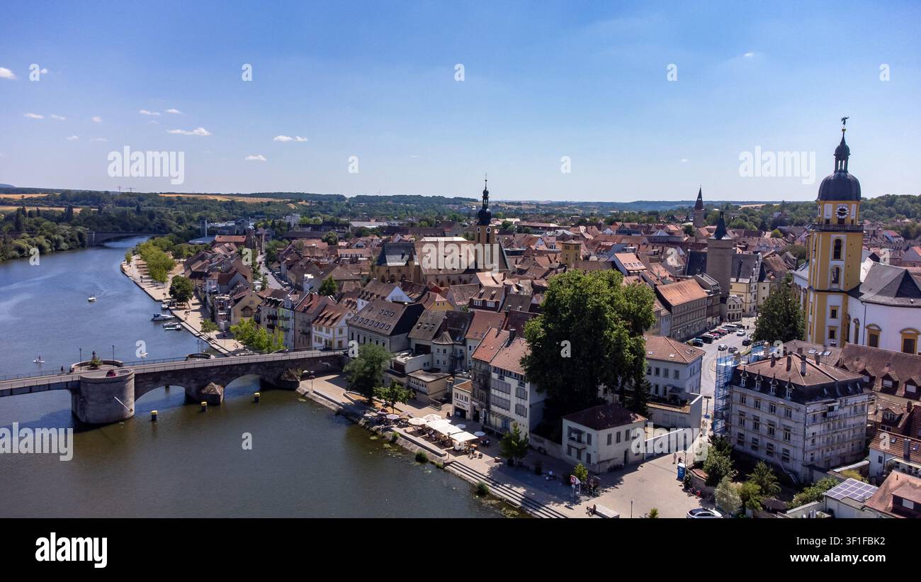 Vue aérienne de la ville de Kitzingen sur le fleuve Main en Basse-Franconie, Bavière, Allemagne Banque D'Images