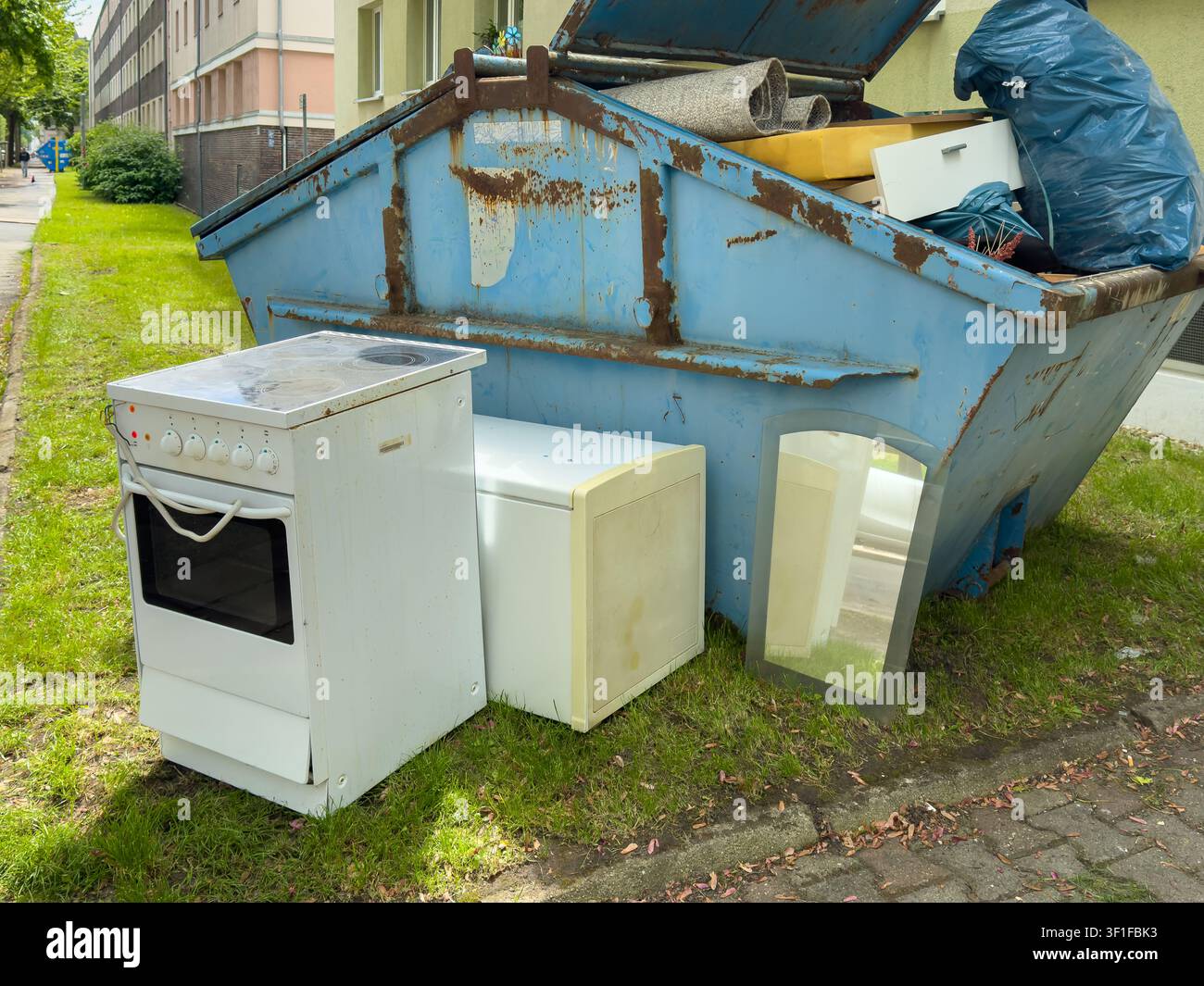 Appareils électriques préparés pour le recyclage des déchets et la collecte dans un conteneur lors d'une vidange de maison Banque D'Images