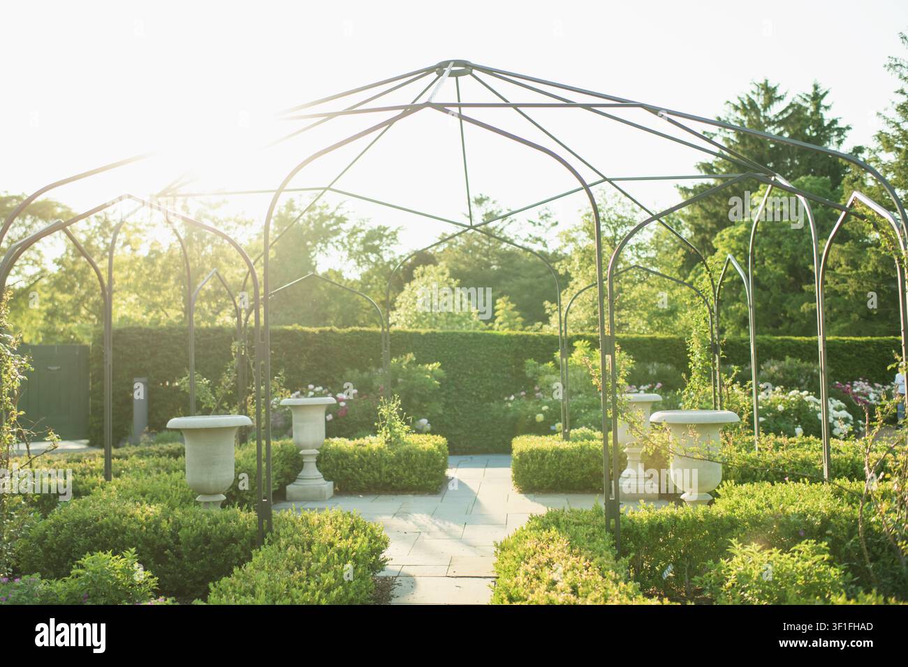 Wheaton, IL, États-Unis - 25 mai 2026 : Arbor formel de jardin au Cantigny Park Banque D'Images