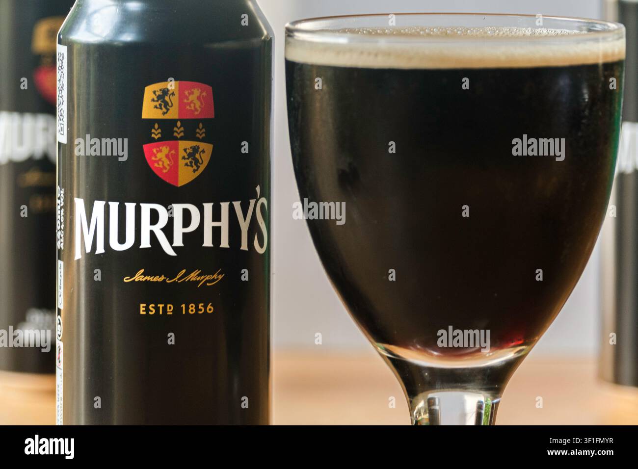 Murphy's Irish stout brassé en canettes de 440ml. Royaume-Uni Banque D'Images