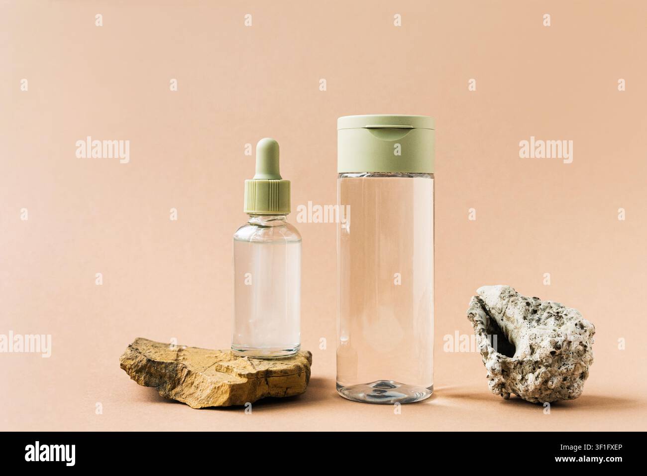 Bouteille compte-gouttes cosmétique de soin de la peau, lotion, toner placé sur fond de pierre rugueuse symbolisent la beauté naturelle. Soin spa bio, concept éco-beauté Banque D'Images