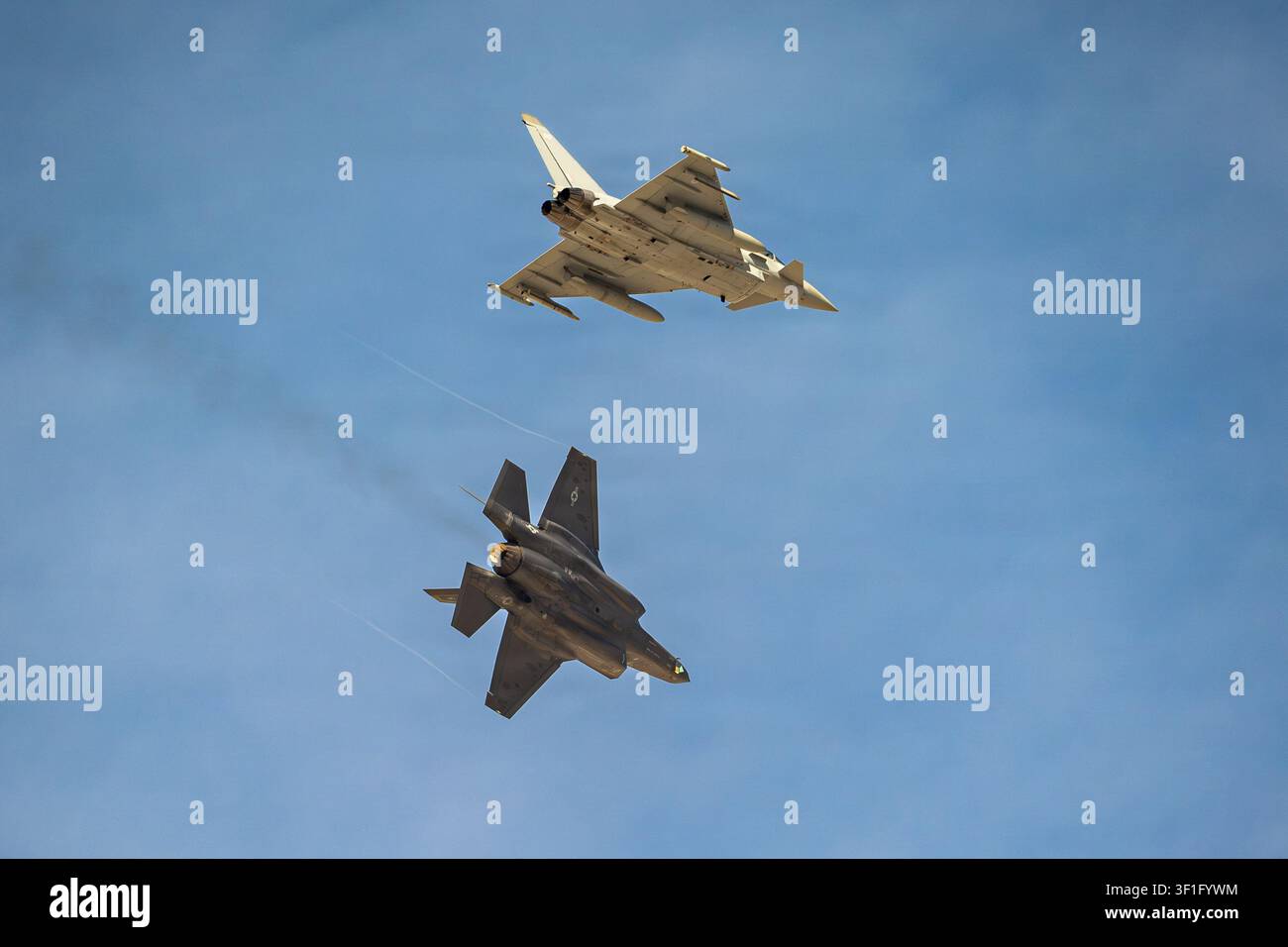 D'en haut, un Eurofighter Typhoon de la Royal Air Force britannique et un F-35A Lightning II de l'U.S. Air Force se préparent à atterrir à la Nellis Air Force Base, au Nevada, en janvier. Banque D'Images