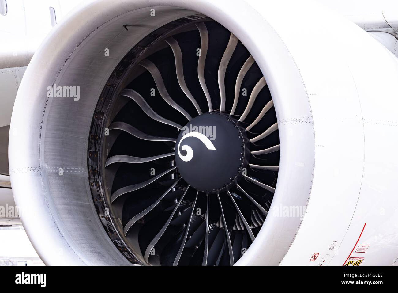 Vue rapprochée d'une turbine de moteur à réaction moderne avec des pales de ventilateur sur un avion commercial Banque D'Images