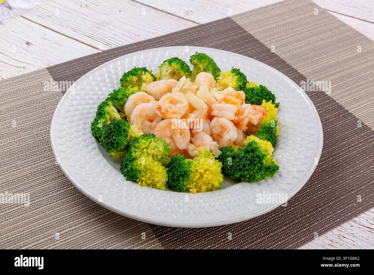 Crevettes sautées chinoises au brocoli, crevettes sautées et brocoli Banque D'Images