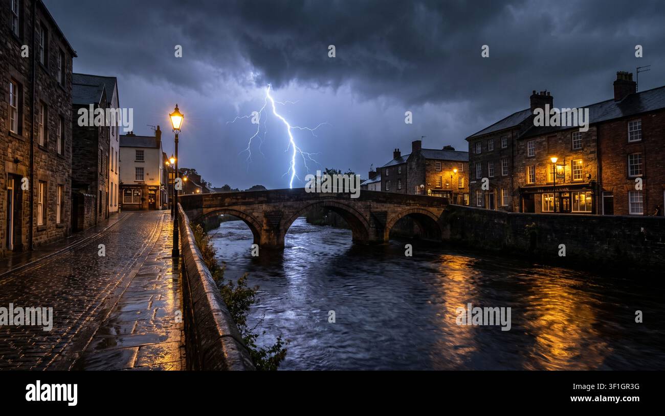 Éclair dramatique au-dessus d'un vieux pont en arc de pierre et d'une rue pavée, les lampadaires illuminés se reflétant sur la rivière inondée pendant une nuit orageuse dans une ville historique Banque D'Images