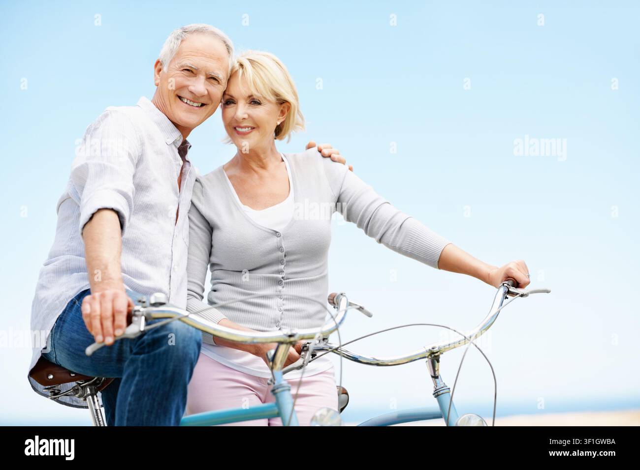 Cyclisme, portrait et couple de personnes âgées avec vélo, amour et lien avec le partenaire et voyages ensemble. Heureux, personnes âgées et voyage avec un mode respectueux de l'environnement Banque D'Images