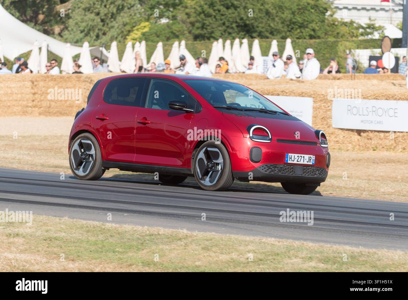 Voiture électrique Renault Twingo E-Tech montant la piste de montée au Goodwood Festival of Speed 2026. Voiture urbaine à batterie Banque D'Images