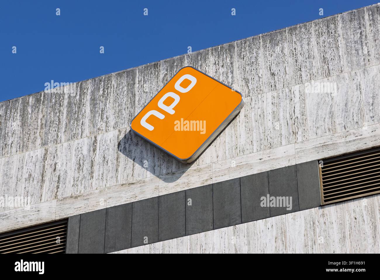 Hilversum, Pays-Bas - 13 juillet 2026 : Un gros plan du logo distinctif orange en forme de losange NPO de la Nederlandse Publieke Omroep publ Banque D'Images