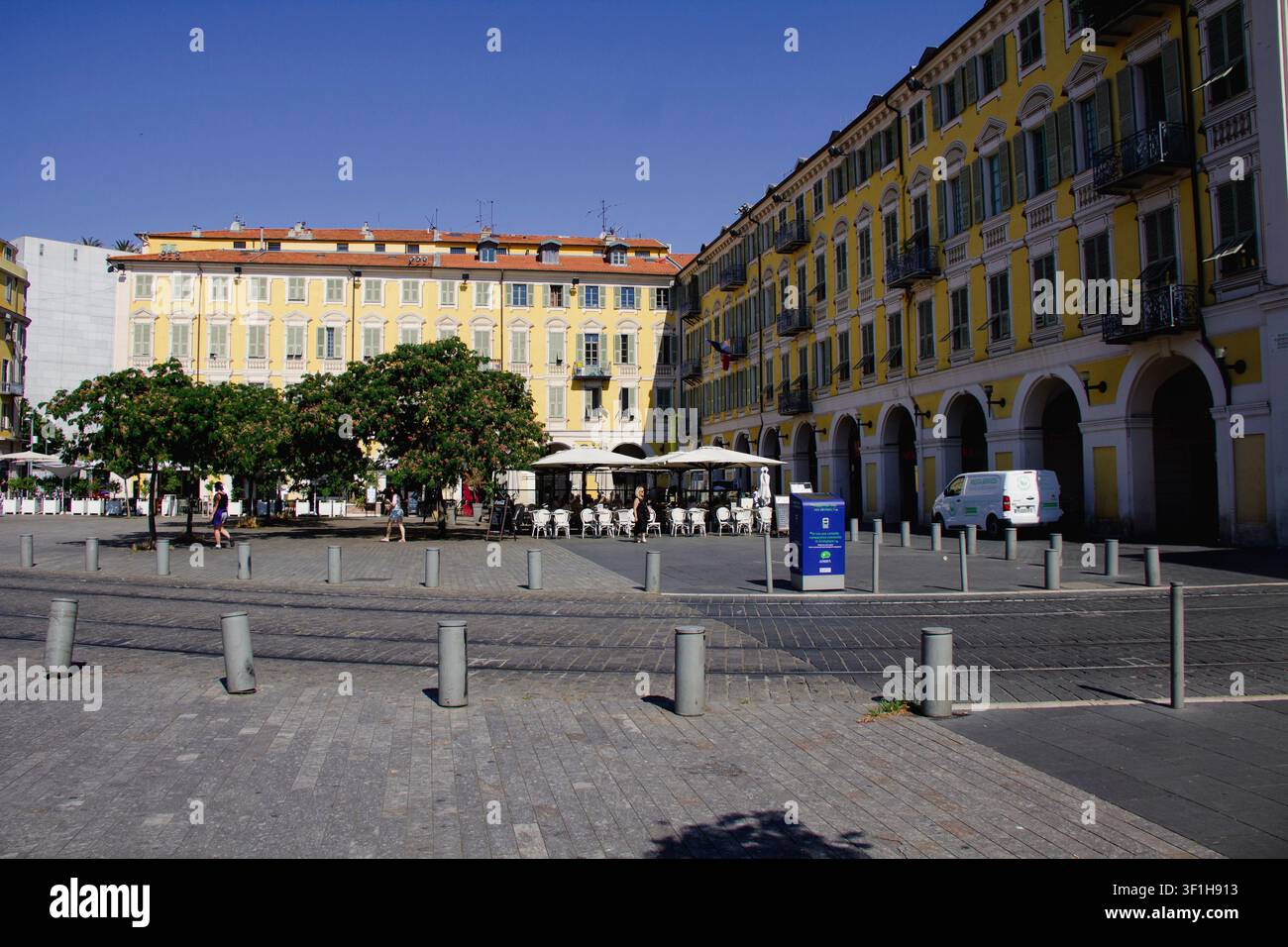 La place Garibaldi à Nice est l'une des plus anciennes et des plus belles places de la ville, reconnaissable par ses bâtiments néoclassiques jaunes avec arcades an Banque D'Images