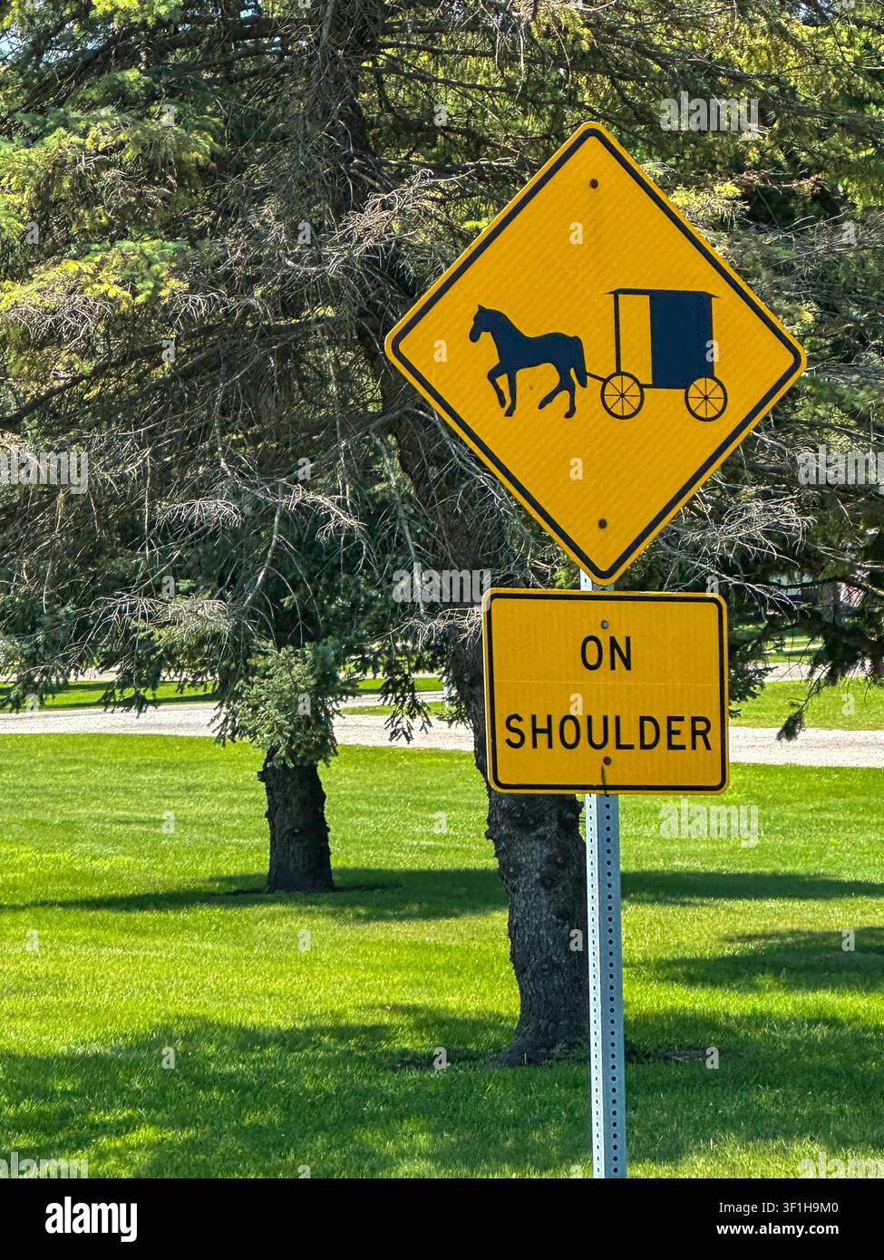 Panneau de signalisation de prudence pour cheval et calèche jaune à Shipshewana, Indiana, États-Unis avec espace pour texte - Image de stock capturée avec un smartphone