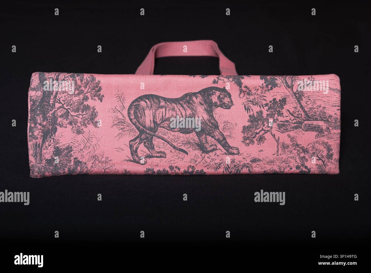 Rome, Italie – 19 avril 2024. Vue plate de face de la base inférieure d'un sac en toile rose Christian Dior arborant un imprimé animalier noir tigré Banque D'Images