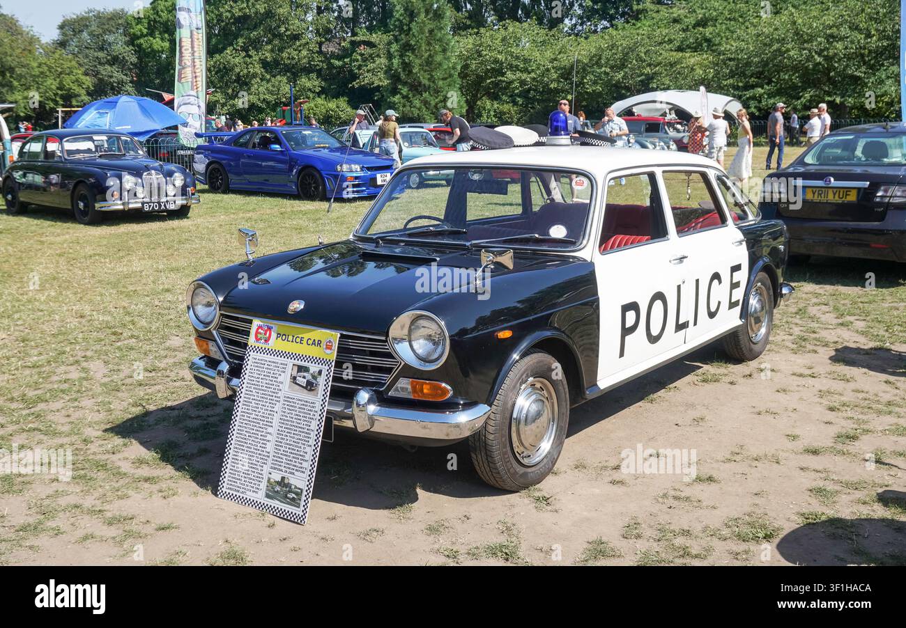 Une Austin 1800 « Landcrab » en livrée policière noir et blanc, telle qu'utilisée par la Durham Constabulary, vue au salon automobile de Didsbury Park, |Manchester. Banque D'Images