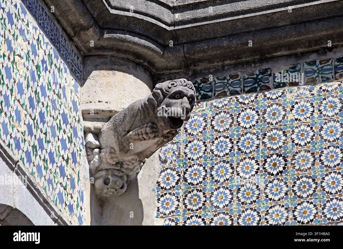 Un gargouille lion en pierre est placé sur un bâtiment à Sintra, au Portugal, sous un ciel dégagé Banque D'Images
