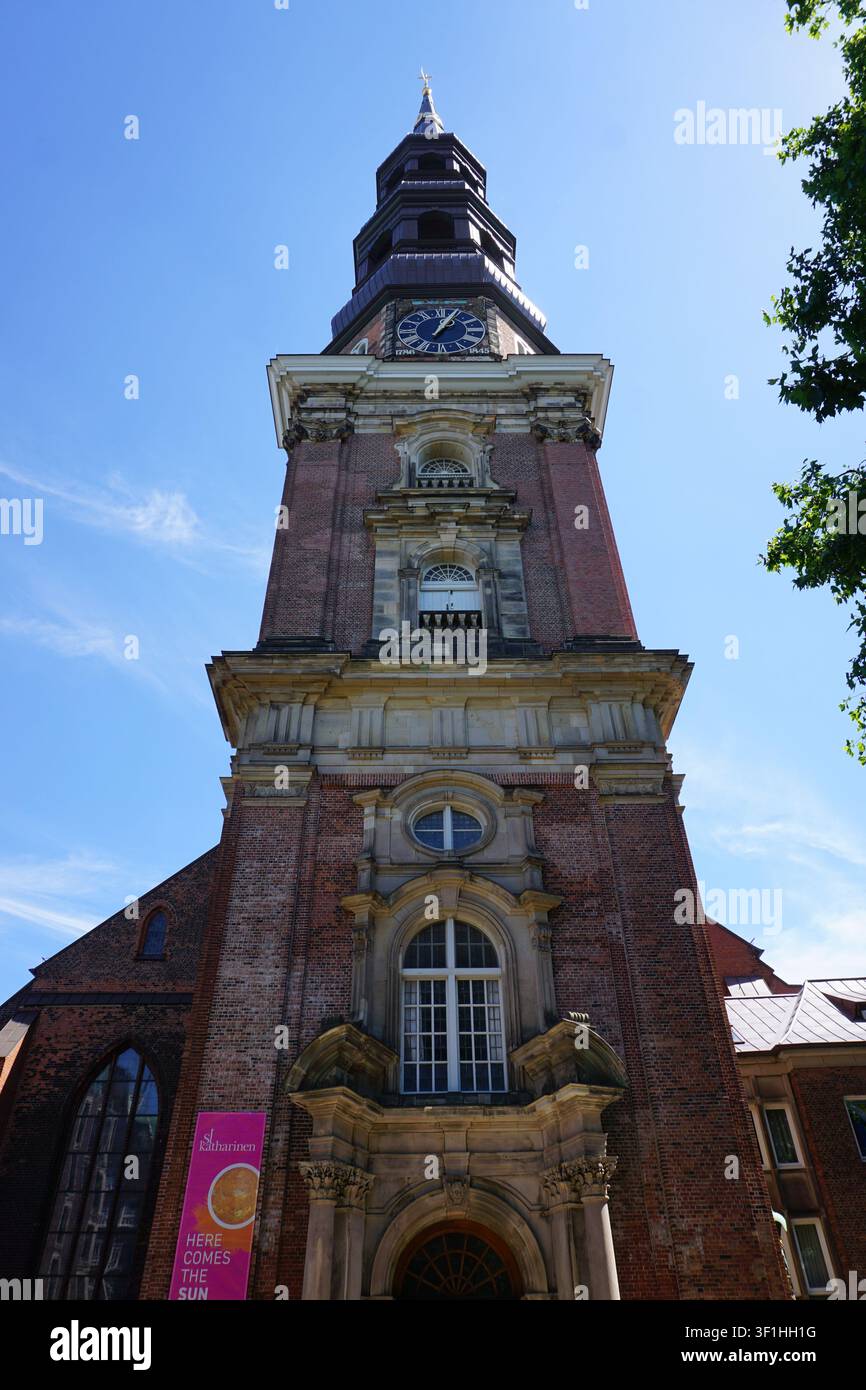 Image verticale frontale du clocher de l'église principale Sainte-Catherine (St. Catherine), l'une des églises principales luthériennes de Hambourg Banque D'Images