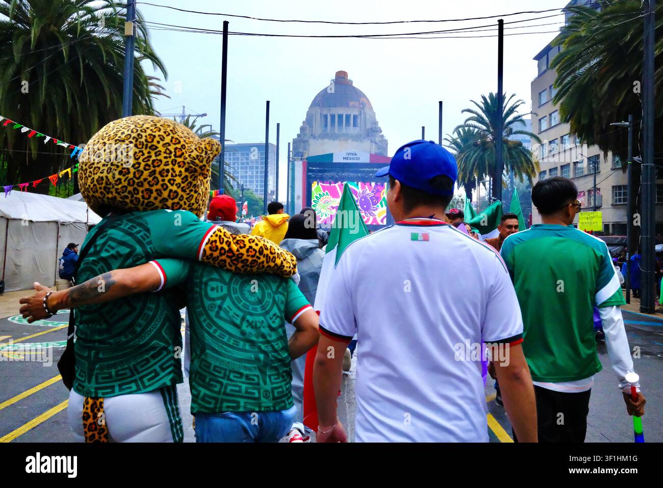 Mexico City, CDMX, Mexique – 5 juillet 2026 : Fans de football marchant avec un mascotte léopard Banque D'Images