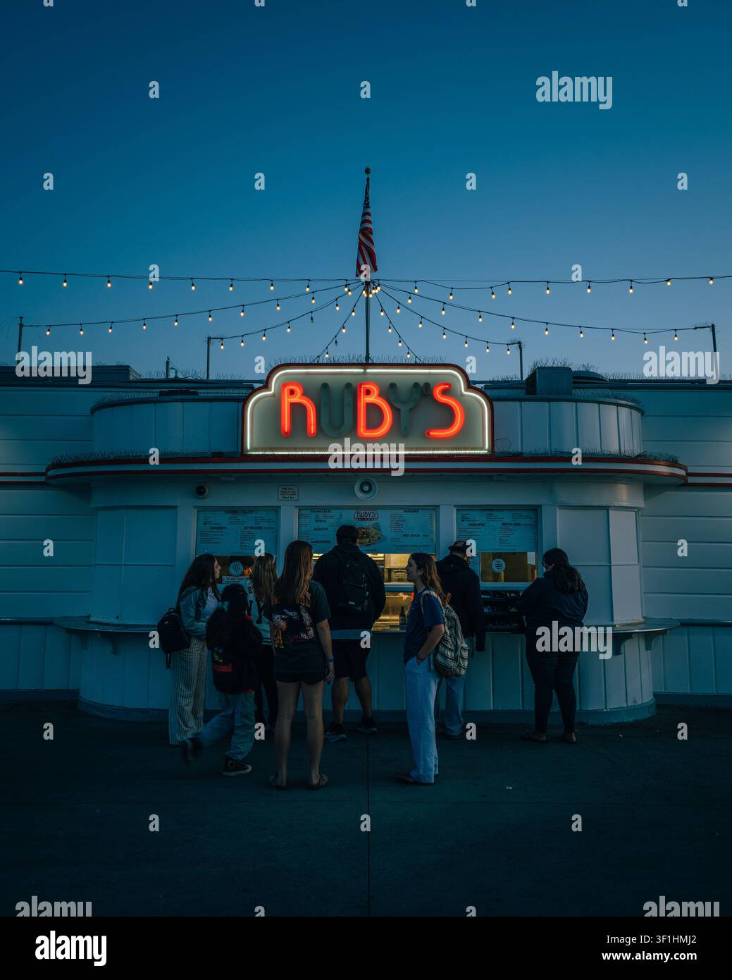 Rubys Diner la nuit sur Balboa Pier, Newport Beach, Californie Banque D'Images