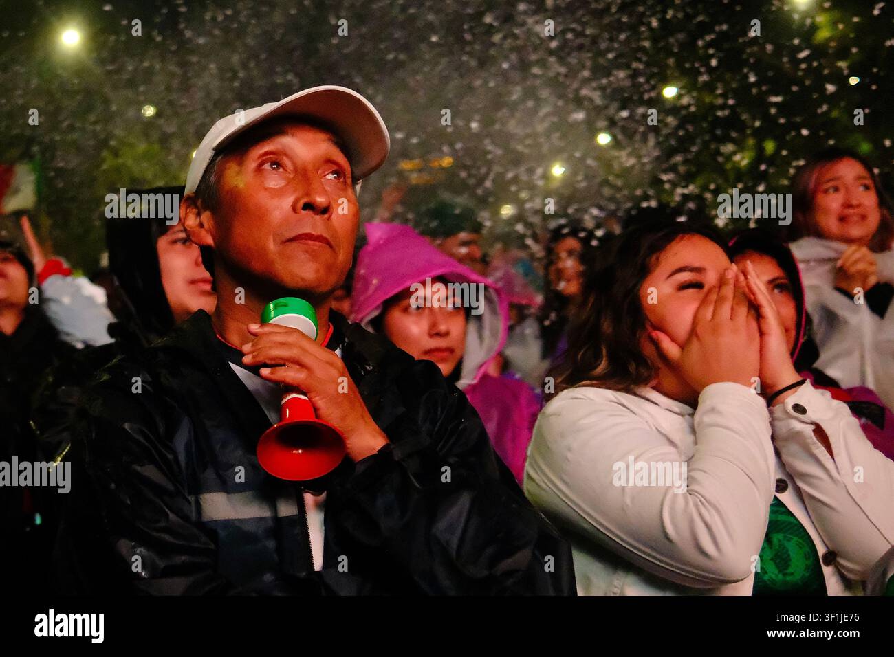 Mexico City, CDMX, Mexique – 5 juillet 2026 : Des fans de football anxieux regardant une rencontre tendue Banque D'Images