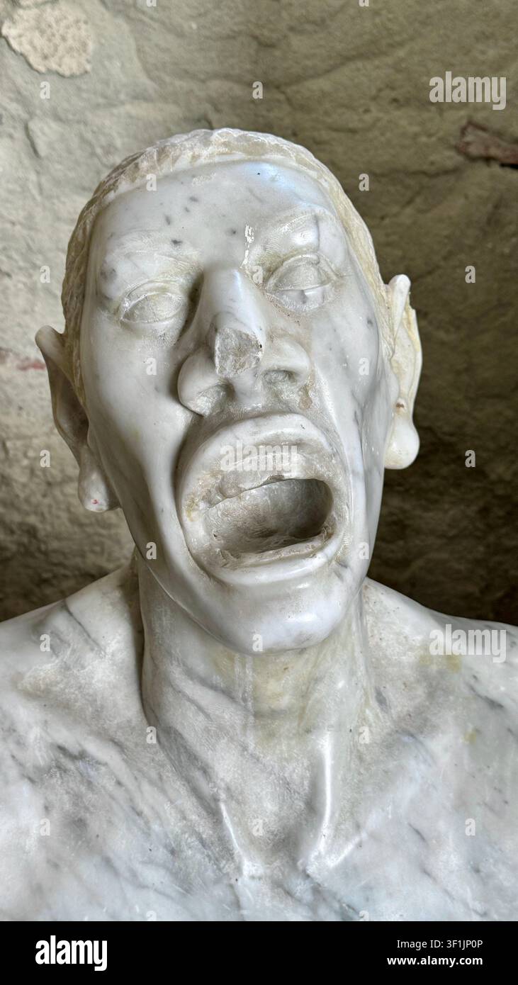 Sculpture en marbre d'un homme exposée au château d'Acaja à Fossano, Piémont, Italie Banque D'Images
