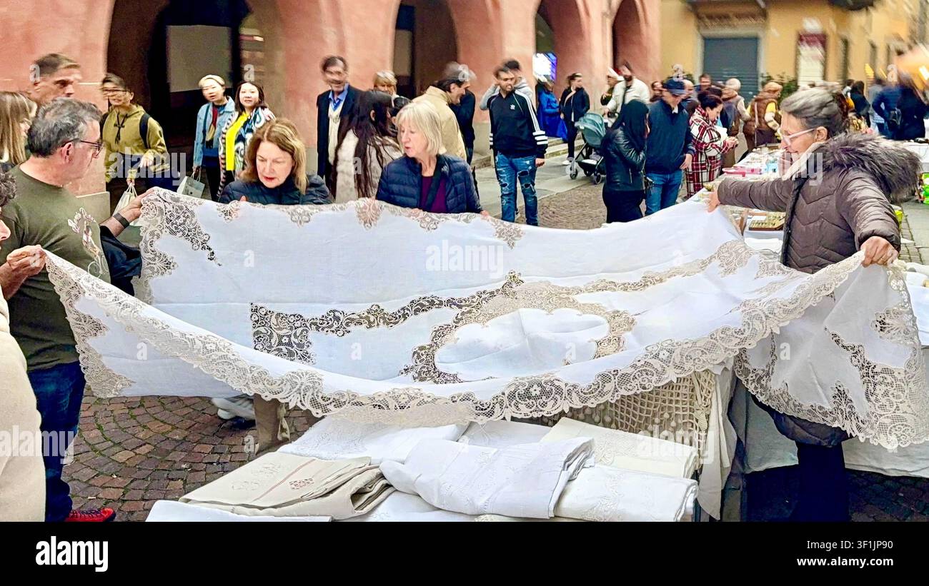 Nappe brodée faite à la main à vendre sur un marché à Alba Piémont Italie Banque D'Images
