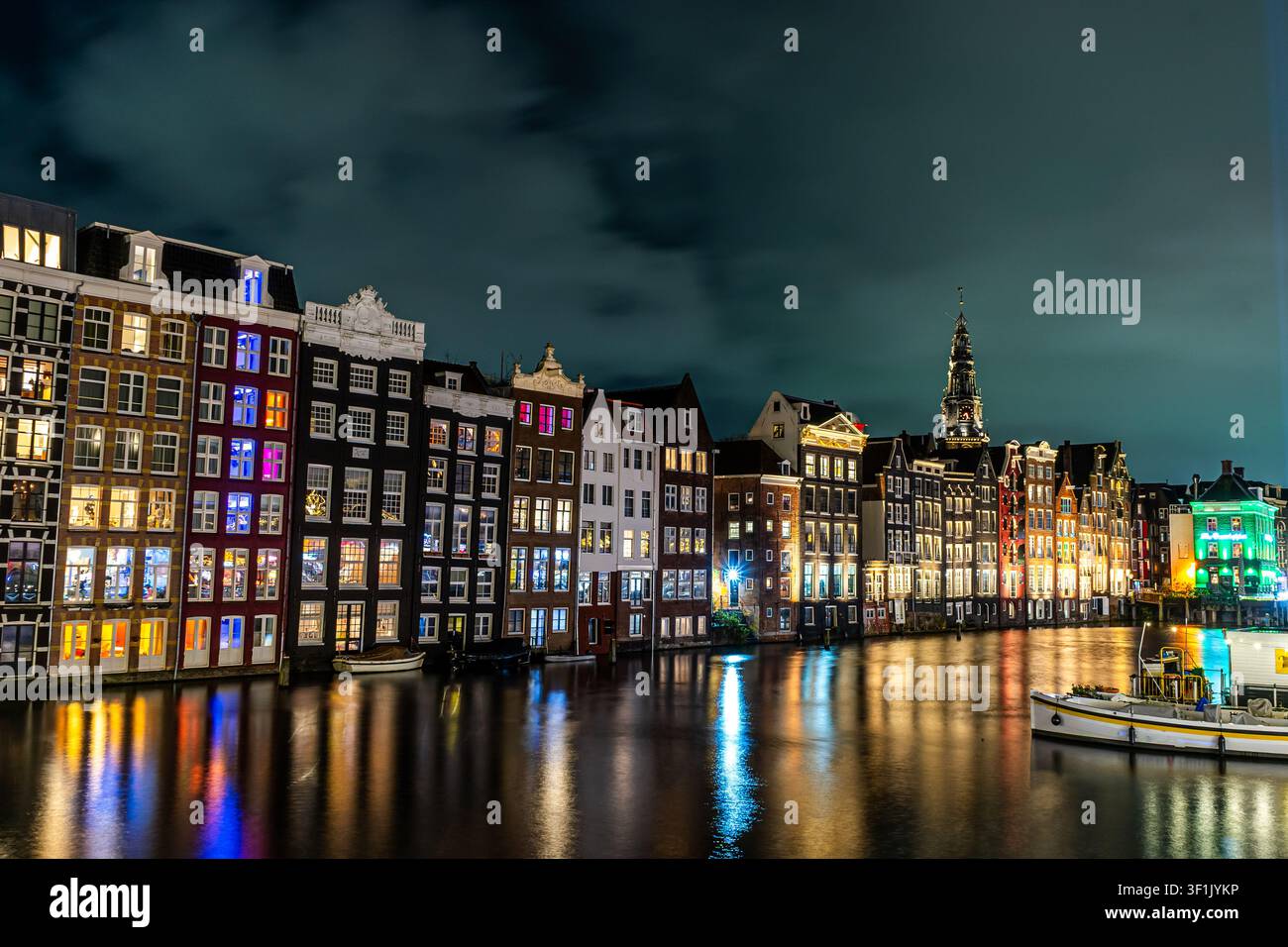 Ville d'Amsterdam la nuit. Vieilles maisons de canal d'eau aux pays-Bas. Bateau maison Banque D'Images