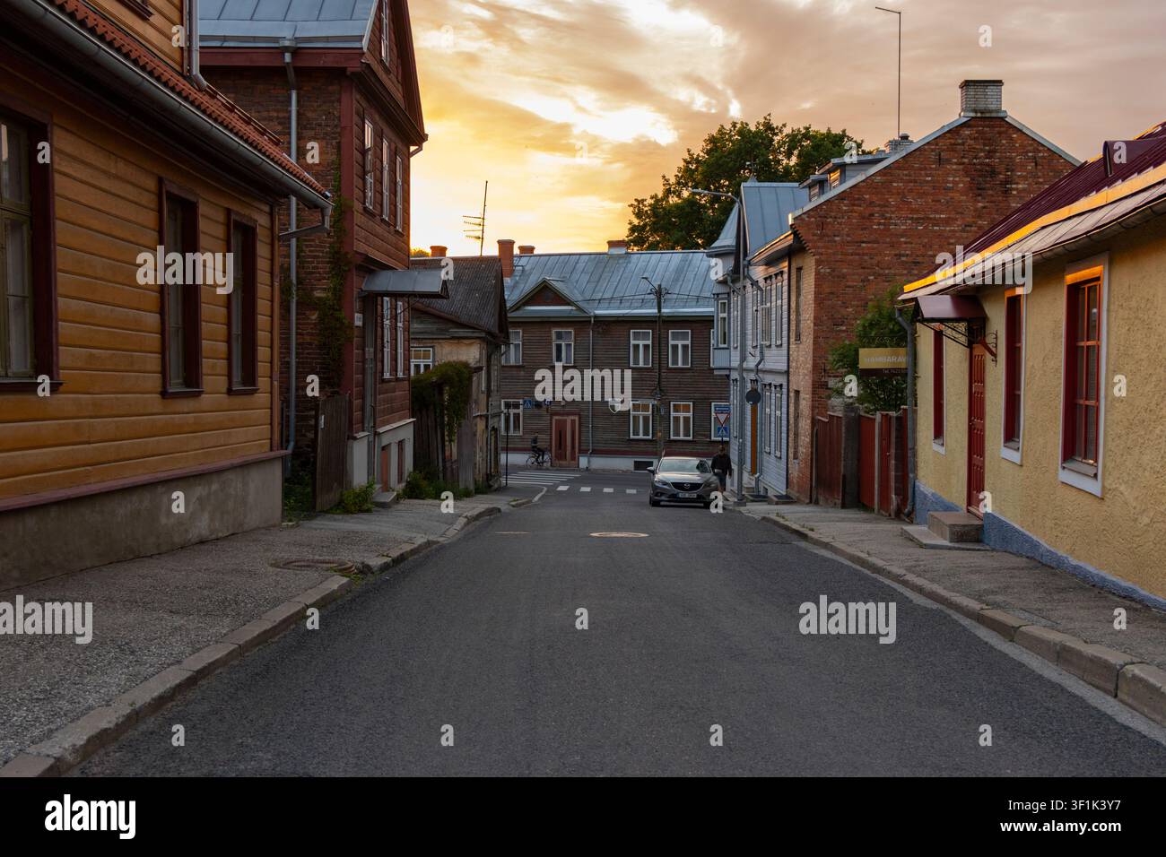 De jolies maisons dans le quartier de Supilinn à Tartu, en Estonie, au coucher du soleil Banque D'Images
