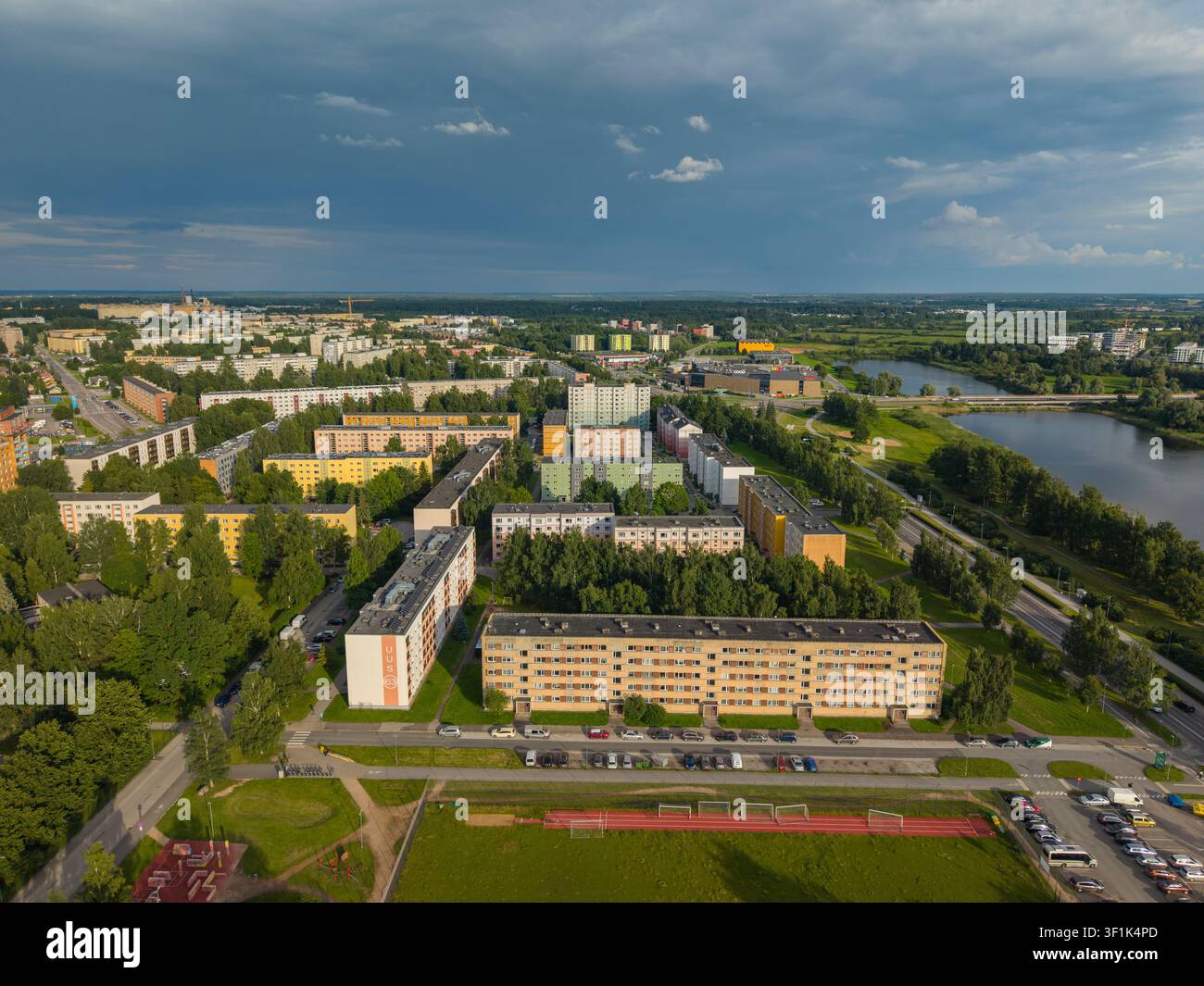 Vue aérienne par drone du quartier Annelinn avec des immeubles d'appartements de l'ère soviétique à Tartu, en Estonie Banque D'Images