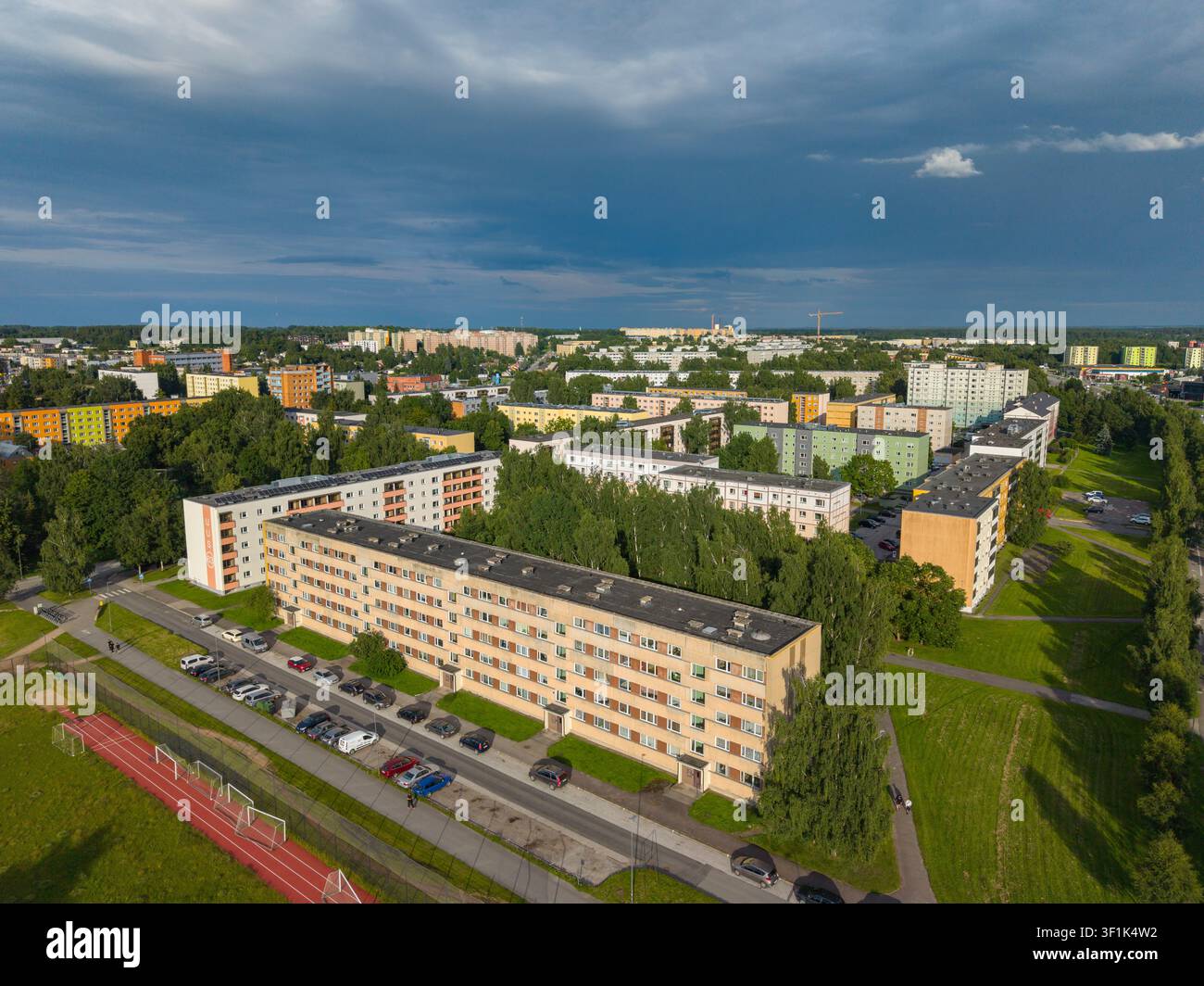 Vue aérienne par drone du quartier Annelinn avec des immeubles d'appartements de l'ère soviétique à Tartu, en Estonie Banque D'Images