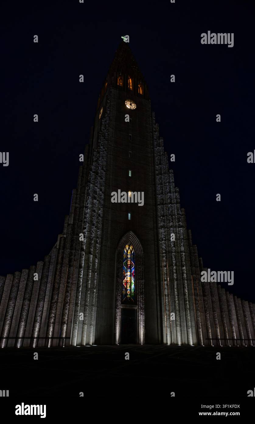 L'église Hallgrimskirkja se dresse fièrement contre le ciel noir de la nuit Banque D'Images