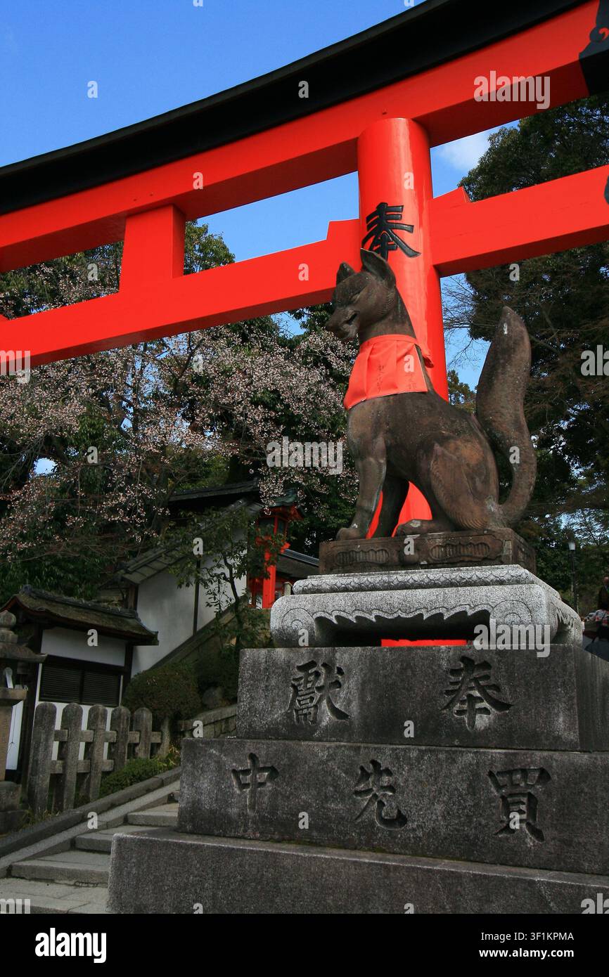 Renard gardant le sanctuaire Fushimi Inari à Kyoto Banque D'Images