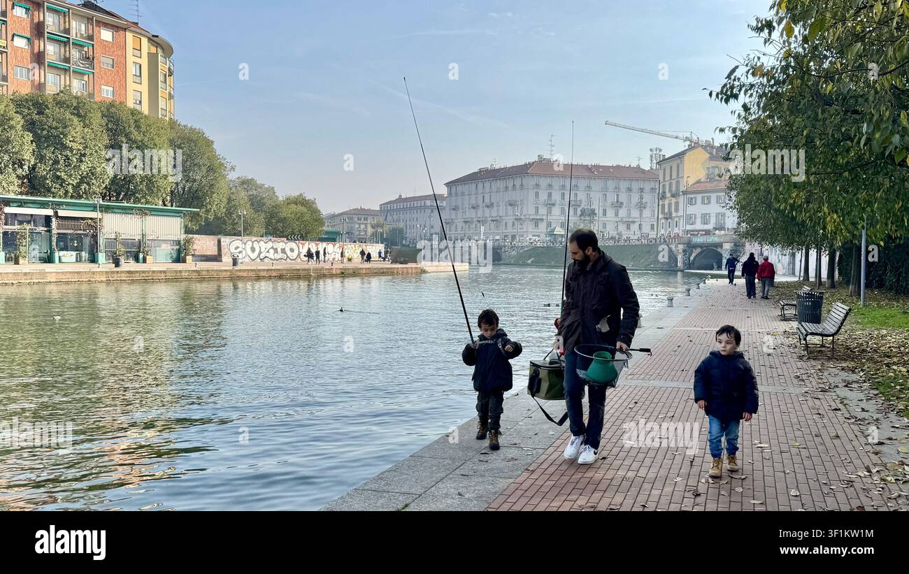 Homme et 2 garçons avec des cannes à pêche à côté de la Darsena del Naviglio Milan Italie - Image de stock capturée avec un smartphone