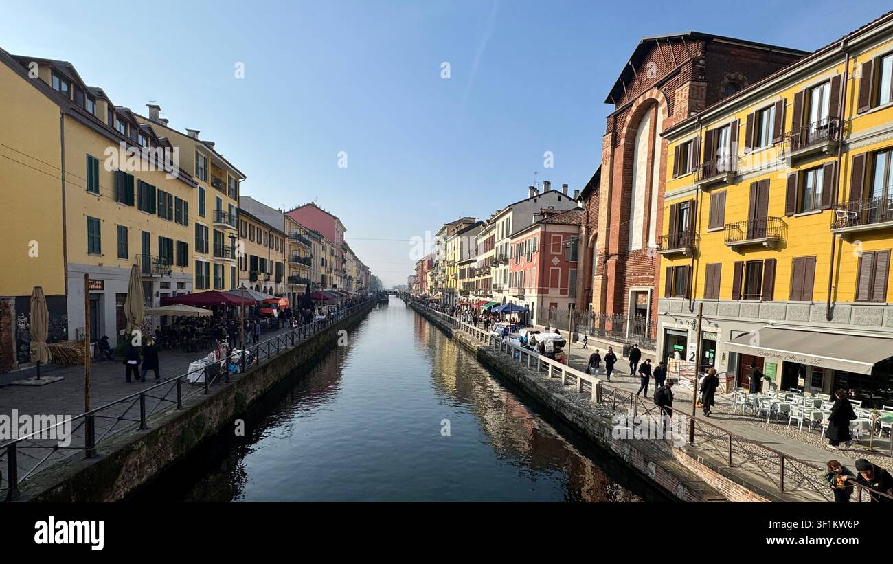 Naviglio Grande bordé de restaurants et de bars à Navigli Milan Italie Banque D'Images
