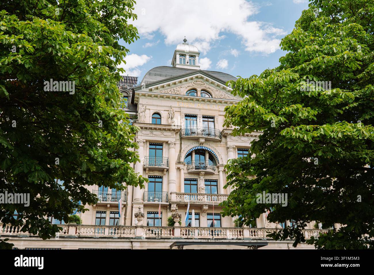 Zurich, Suisse, 5 juillet 2026. Un cliché éditorial élégant et droit mettant en valeur la façade néoclassique ornée et l'architecture grandiose de l'hist Banque D'Images