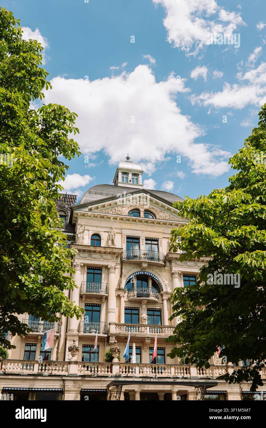 Zurich, Suisse, 5 juillet 2026. Un cliché éditorial élégant et droit mettant en valeur la façade néoclassique ornée et l'architecture grandiose de l'hist Banque D'Images
